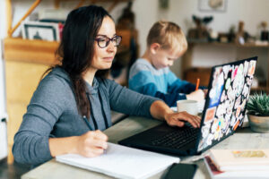 Infos für MitarbeiterInnen und Betriebsräte zu Mobilem Arbeiten / Home-Office
